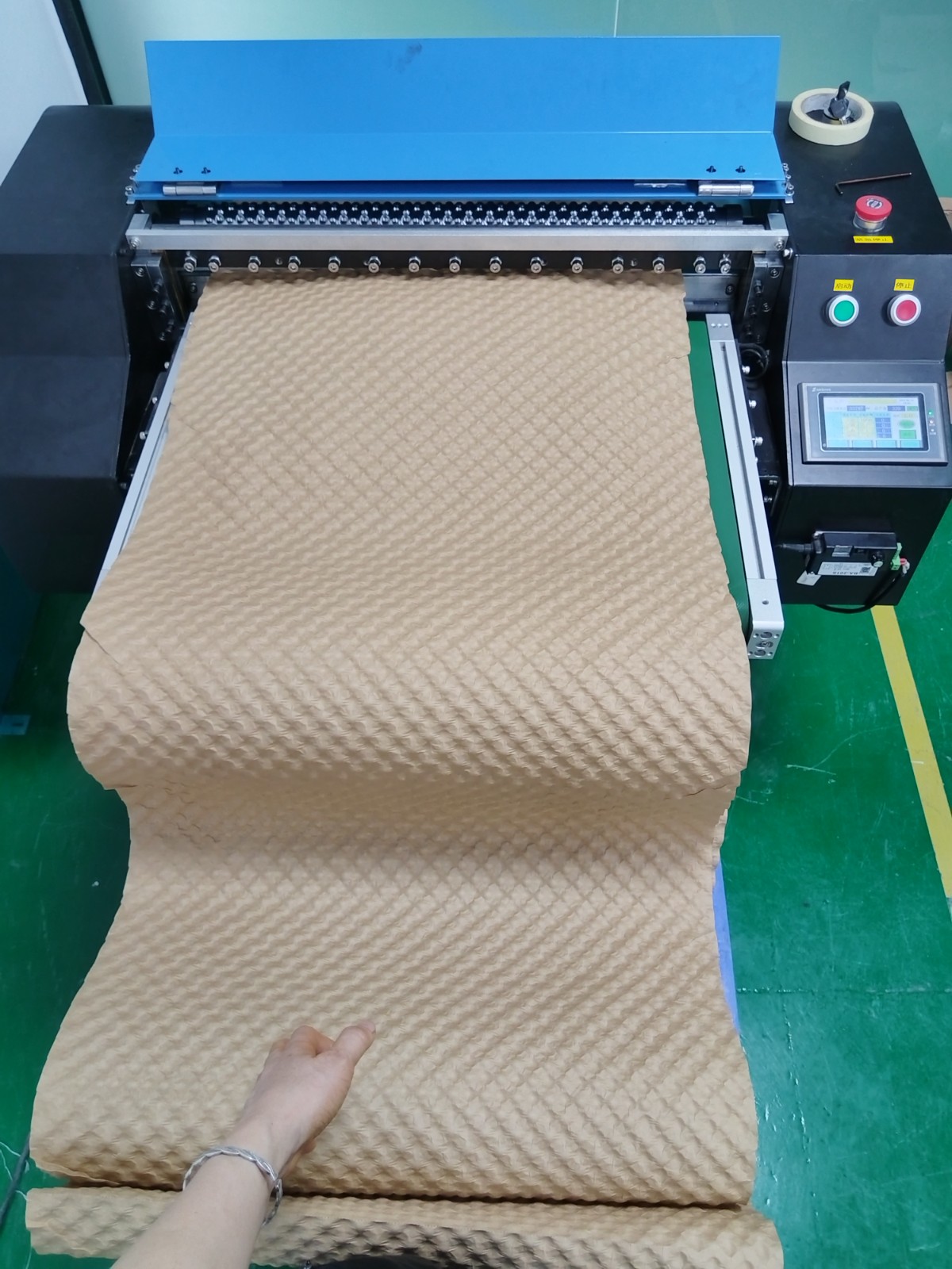 高速压泡纸机：‌专业保养与操作指南，‌助力包装行业新飞跃‌